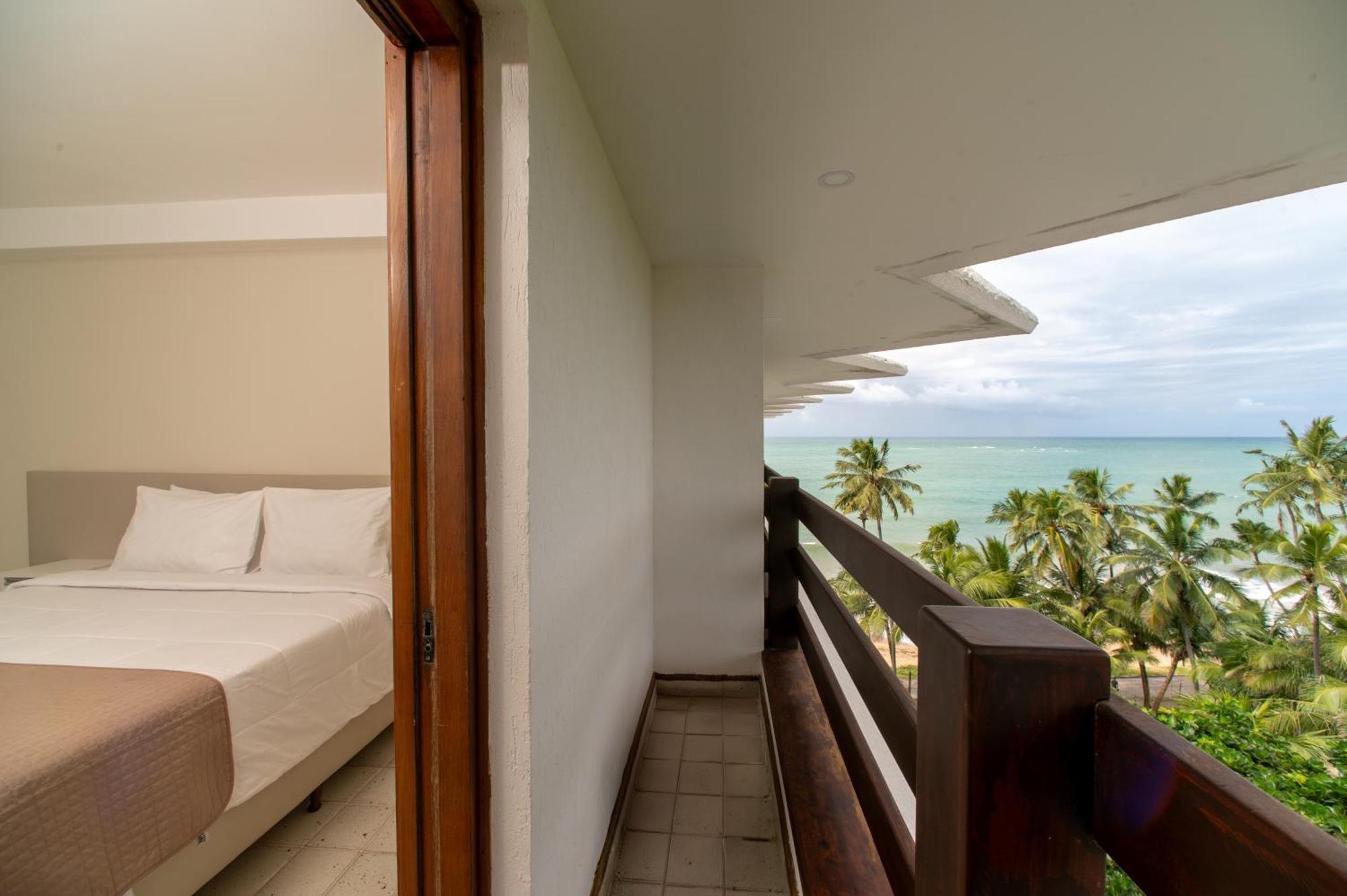 Apartamento família premium de 2 andares com varanda, sala de estar e vista frontal do mar